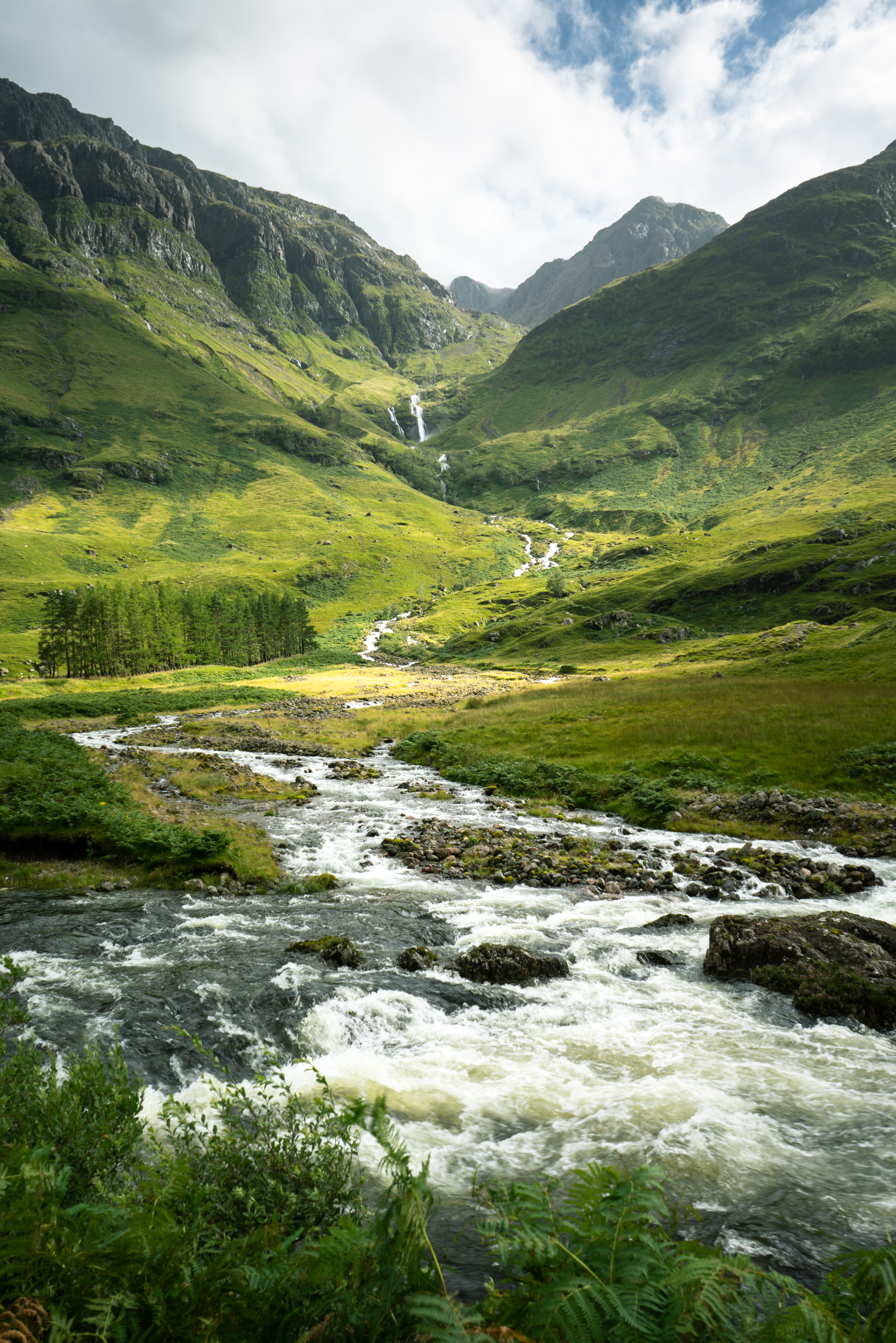 Paisaje de río entre montañas verdes